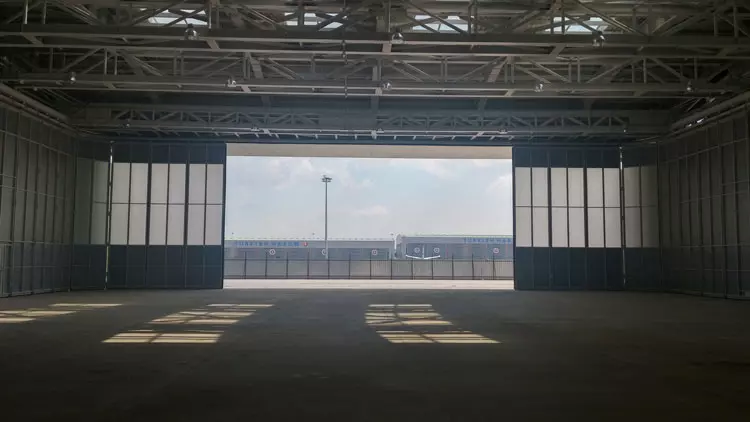 Porte Du Hangar